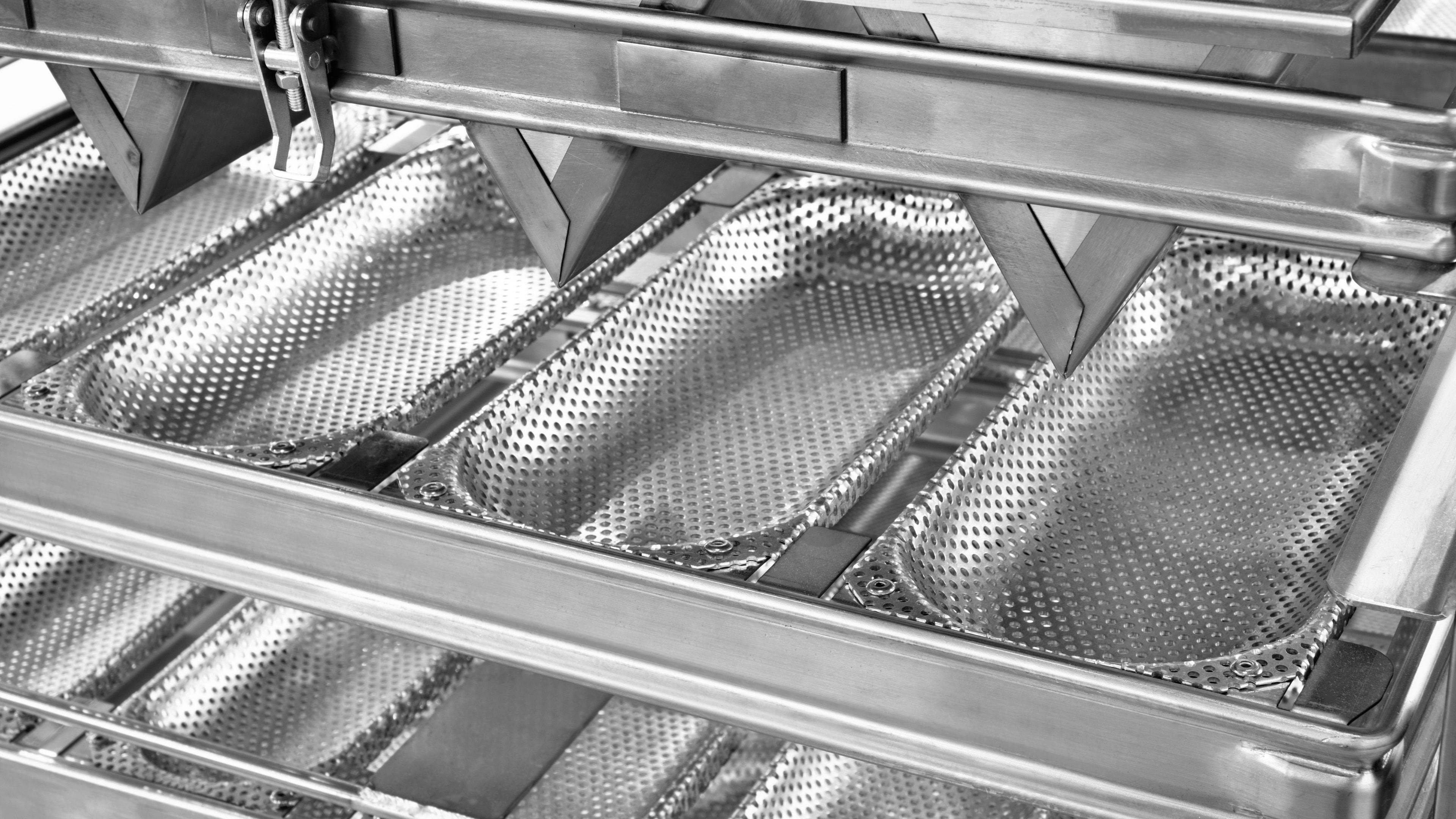 Rack de bandejas inox en cámara de congelación industrial